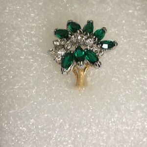 Elegant Gold and Green Floral Ring